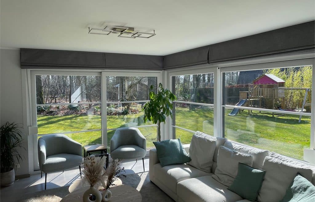 Onze klanten in Gosselies hadden precieze verwachtingen voor hun nieuwe raambekleding: het interieur wel moderniseren maar de warme sfeer toch bewaren, het licht binnenlaten zonder beroep te doen op klassieke raamdecoratie en hun renovatie in industriële stijl verder afwerken. Heytens heeft voor elke vraag een oplossing op maat bedacht die functionaliteit, stijl en coherentie met de leefomgeving wist te combineren. Zowel de vouwgordijnen als de verticale lamellen van dit project zijn getuige van onze vastberadenheid om stijl en gebruik te doen rijmen.